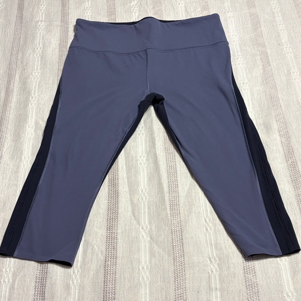 Athleta Horizon Scallop Capri in Black